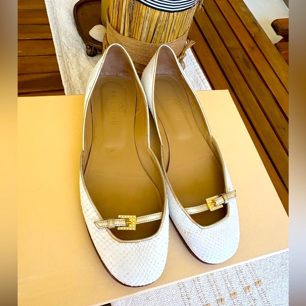 White and gold Valentino Garavani ballet flats. Size 7.
